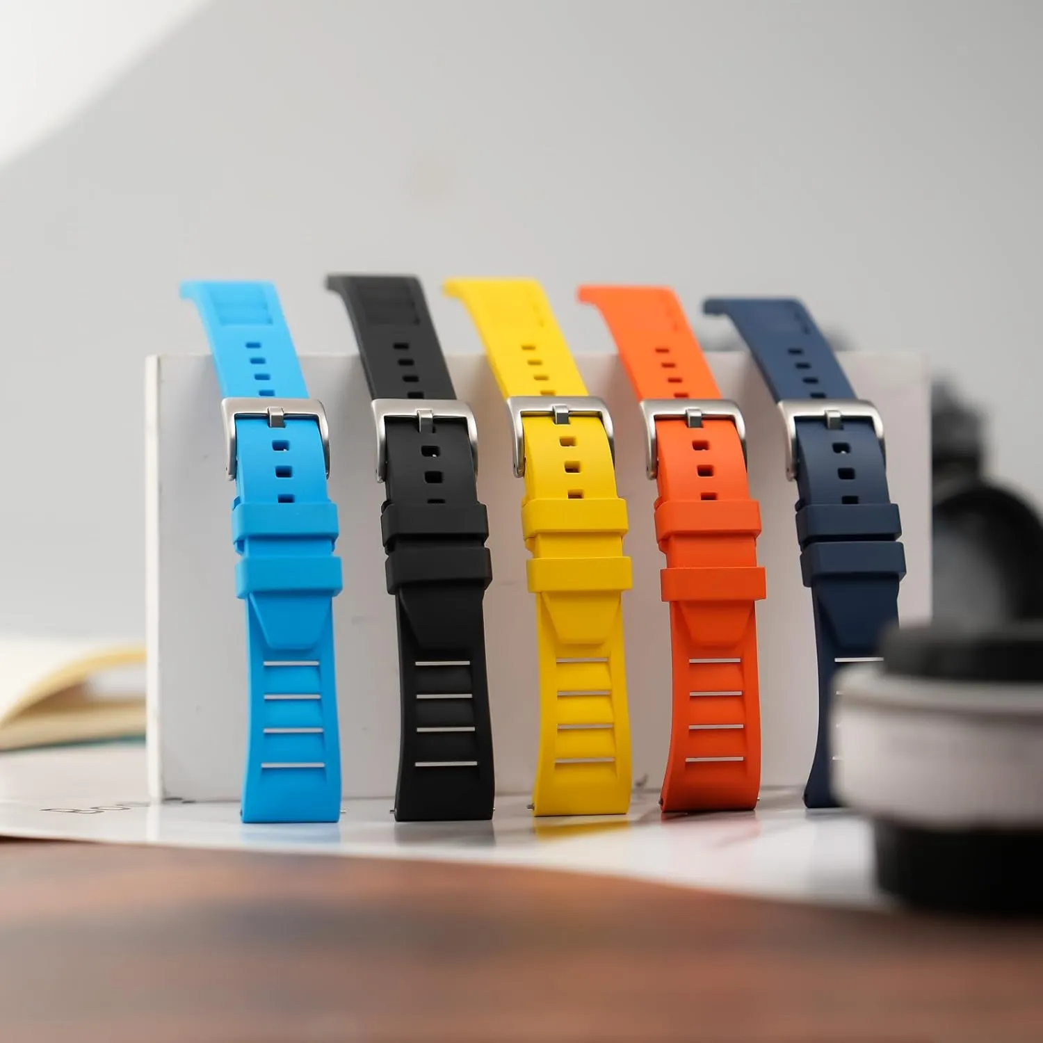 - Fluoroelastomer Watch circumstance Band Soft Breathable Durable Universal Replacement Band Strap for Men Women Fluororubber Watch Strap 20mm 22mm 