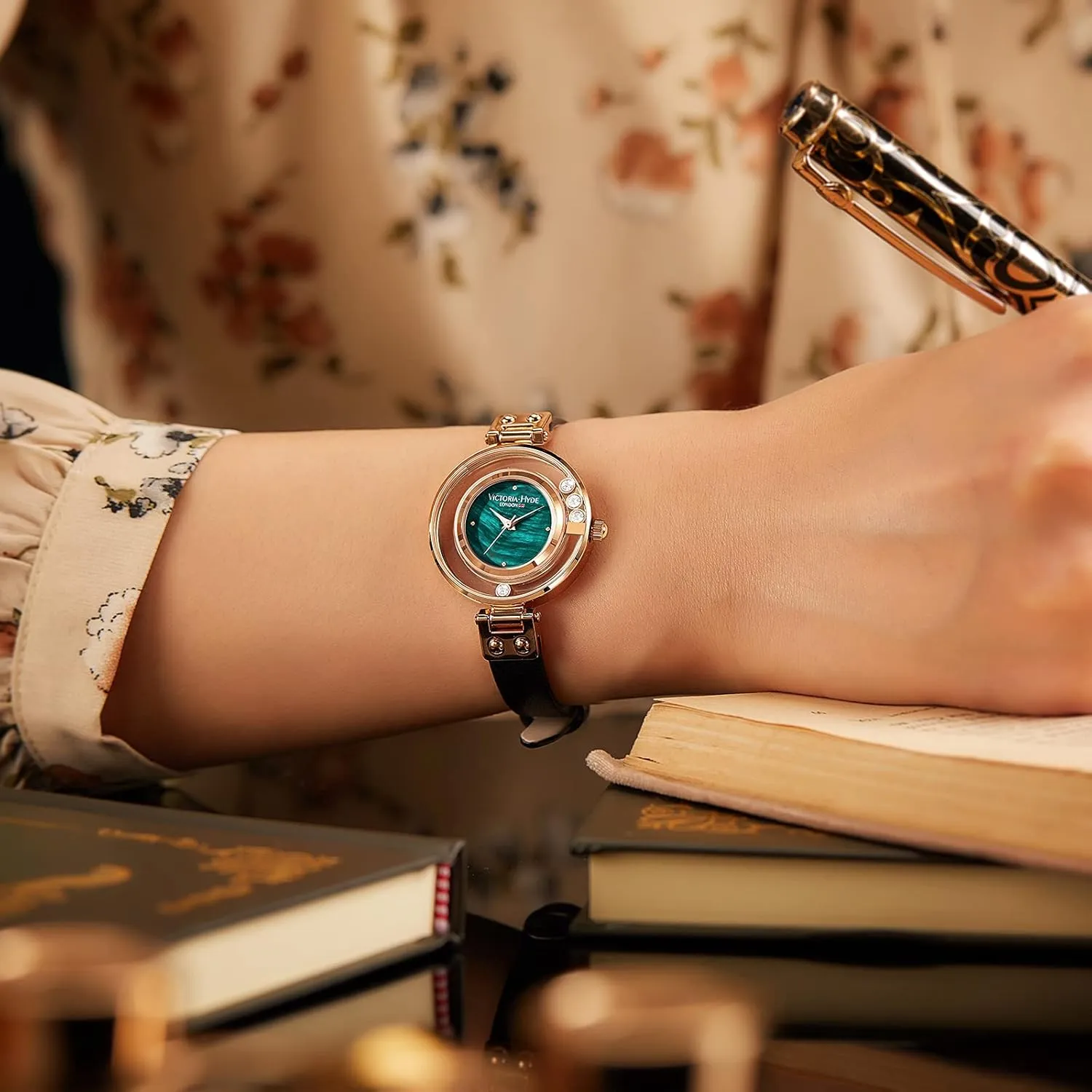 HYDE Women Watches Small Dial Analog Quartz Spark perform cellist Stars Series VICTORIA 