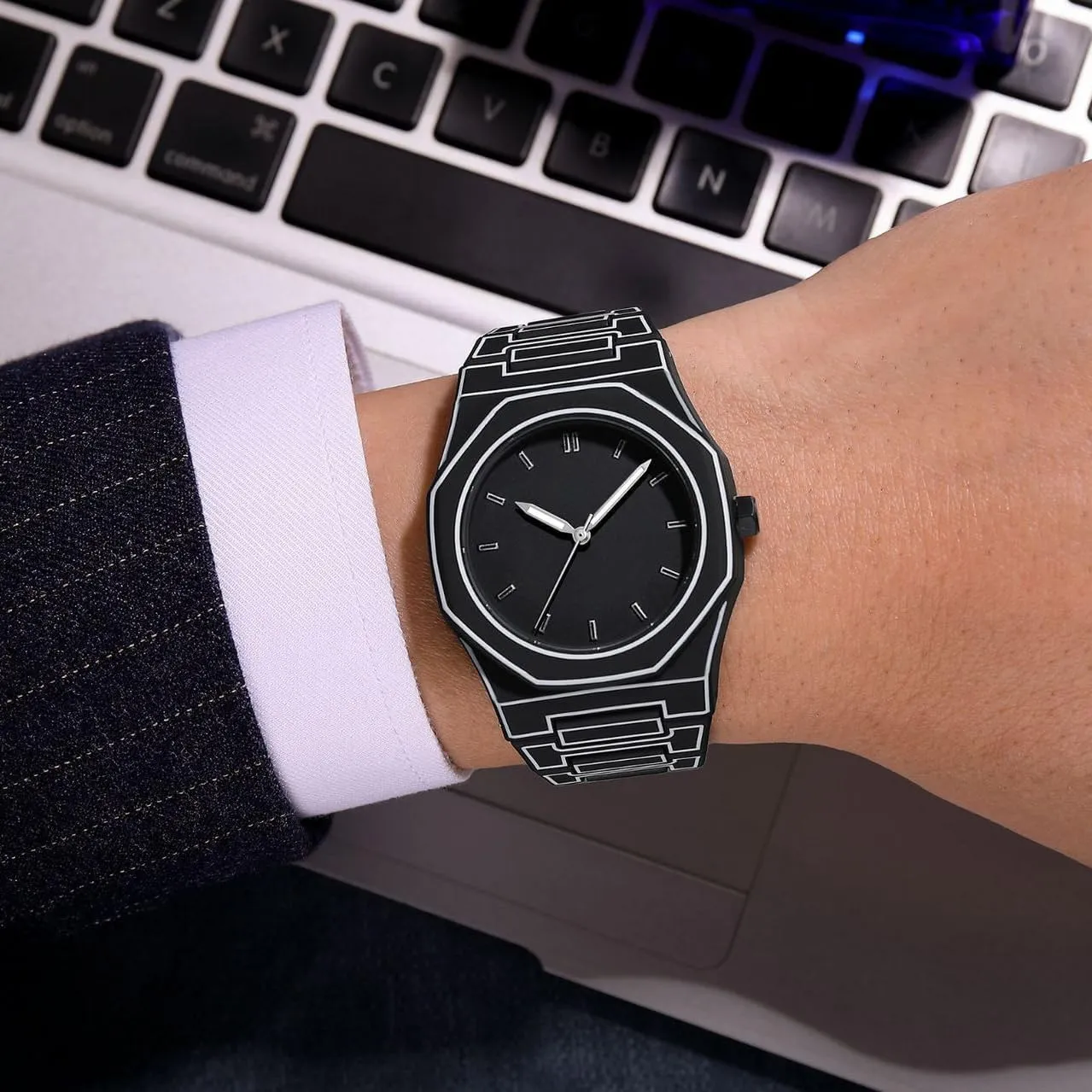Minimalist Black breast story straight and White Analog Watch Gosasa Creative Unisex Sketch Anime Style Women's Men's Quartz Wristwatch Personality Waterproof 