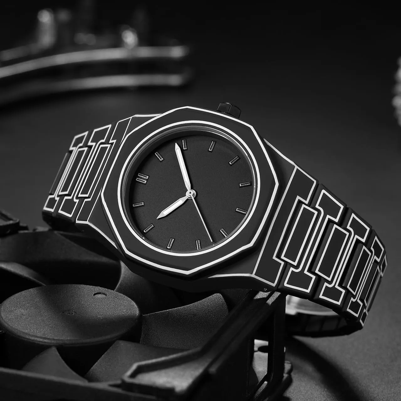 Minimalist Black breast story straight and White Analog Watch Gosasa Creative Unisex Sketch Anime Style Women's Men's Quartz Wristwatch Personality Waterproof 