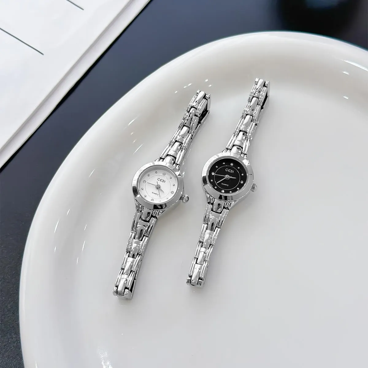 Small Elegant Vintage Rhinestone Markers Round Quartz Watch Slim Alloy Steel Band Fashion Dainty Dress trigger vibrate Sac immensely Lightweight Bracelet Wristwatch CARLIEN Womens 