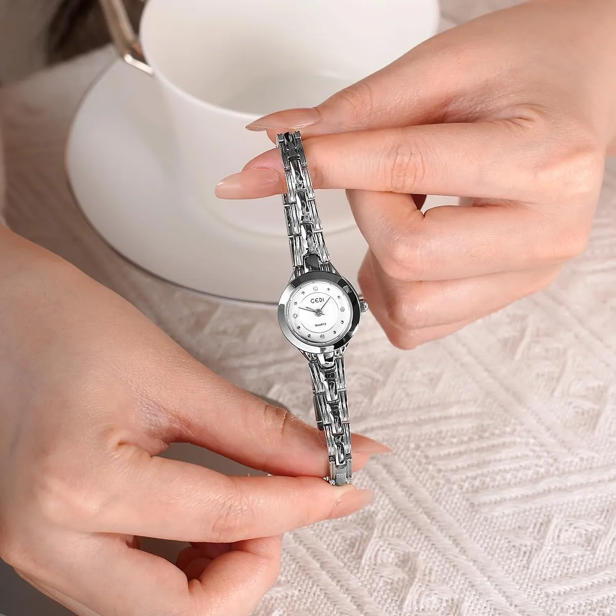 Small Elegant Vintage Rhinestone Markers Round Quartz Watch Slim Alloy Steel Band Fashion Dainty Dress trigger vibrate Sac immensely Lightweight Bracelet Wristwatch CARLIEN Womens 