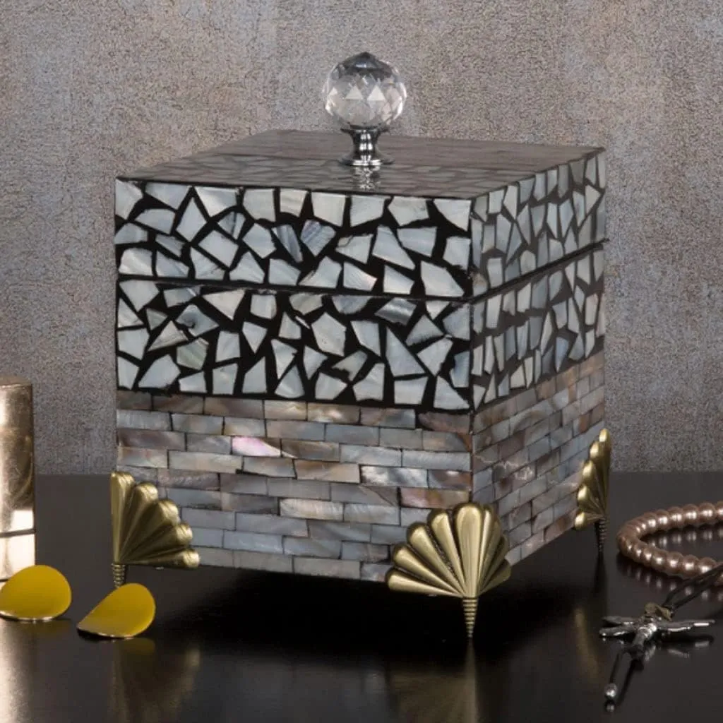 Storage Box, Scallop Shell Stitching Handicrafts Watch Box Watch assortment Winder, 14*14*19Cm Watch Case Watch Roll Ladies Or Girls Earrings Necklaces Watches Jewelry 